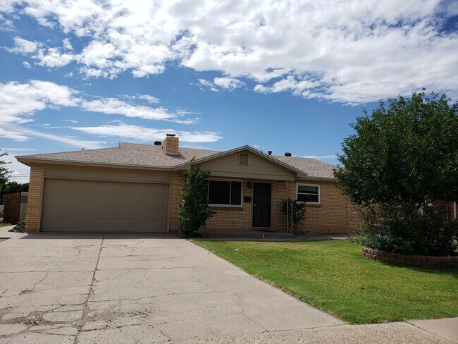 Foto del edificio - Nice 3 Bedroom, 2 Bathroom, 2 Car Garage and 1,360 Sq Ft. Brick Home in NE Heights.