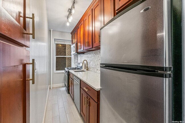 Foto del edificio - 111-45 76th Dr