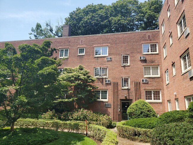 Building Photo - 28 Saint Paul St