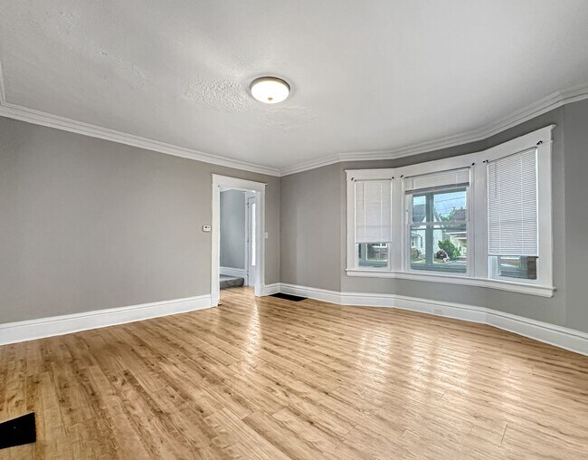 Building Photo - Beautifully updated 4 Bedroom 1.5 Bathroom
