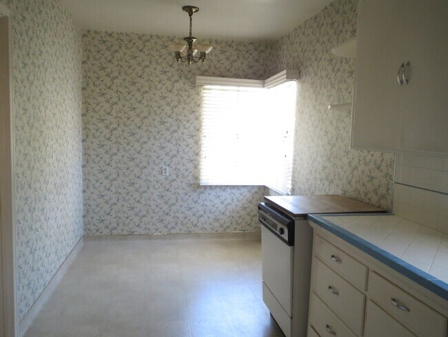 Foto del edificio - Cute Fresno High home, hardwood floors & m...