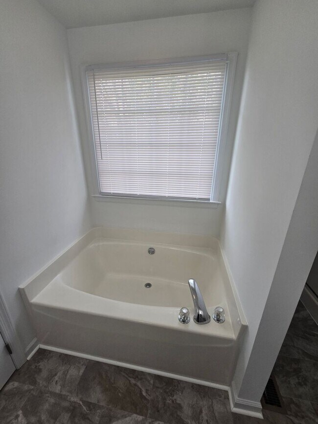 Foto del edificio - 3 bedroom rancher  in City of Colonial Hei...