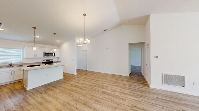 Building Photo - **** $750. OFF THE 1ST MONTH RENT! Beautif...