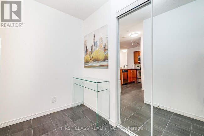 Building Photo - 736 Spadina Ave.