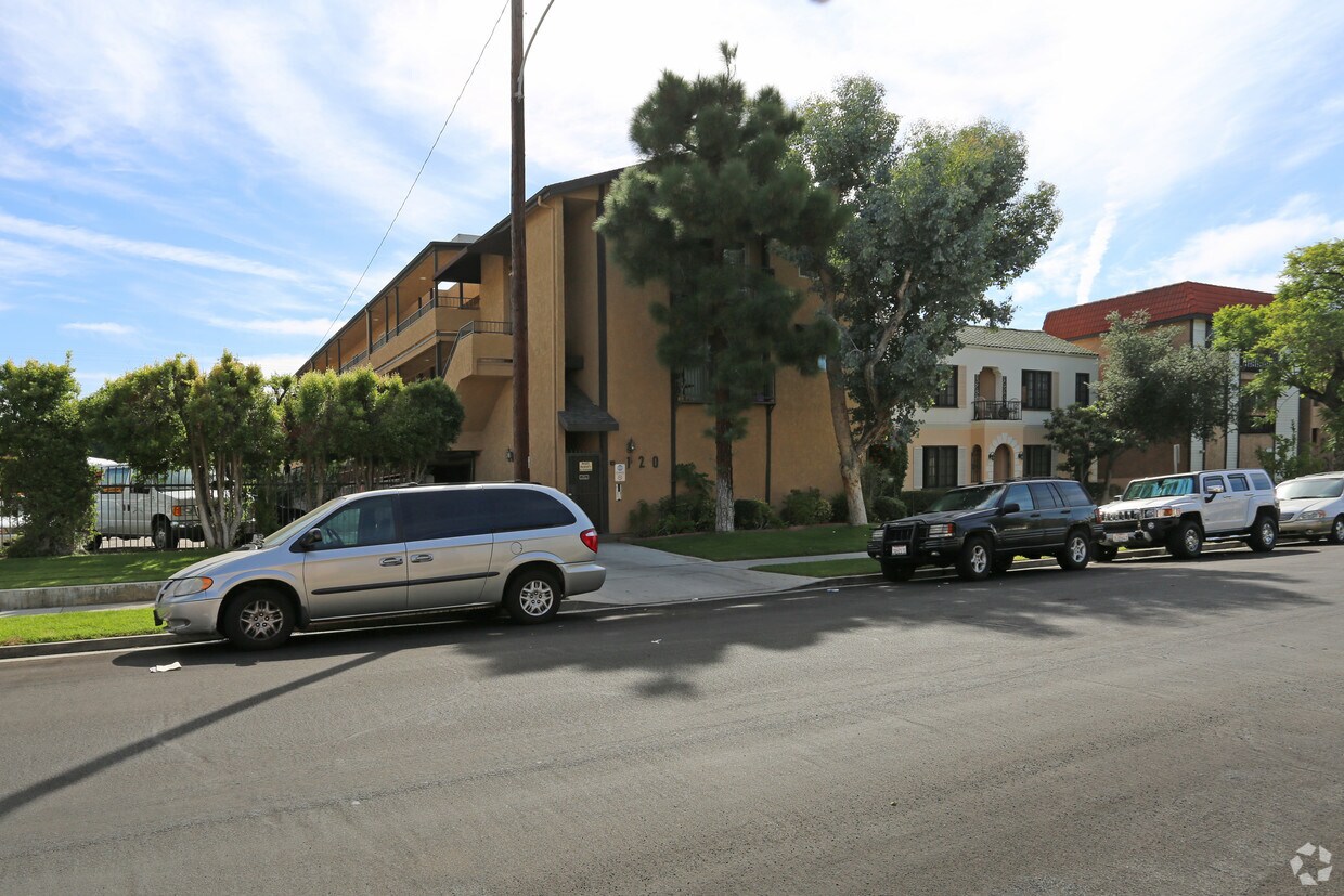 Building Photo - 120 S Cedar St