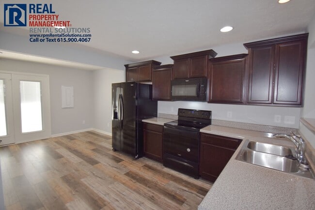 Building Photo - Adorable end unit 2BR/2.5BA townhome by MT...