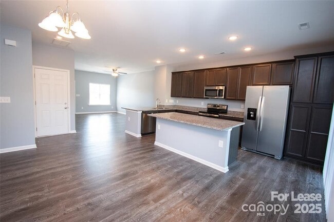 Foto del edificio - 5524 John McDowell Pl