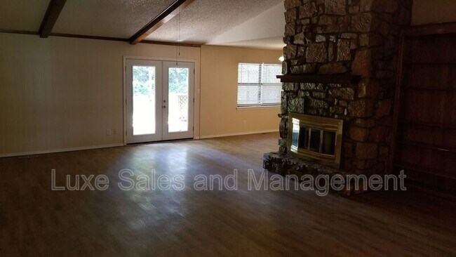 Building Photo - 9912 E 114th St