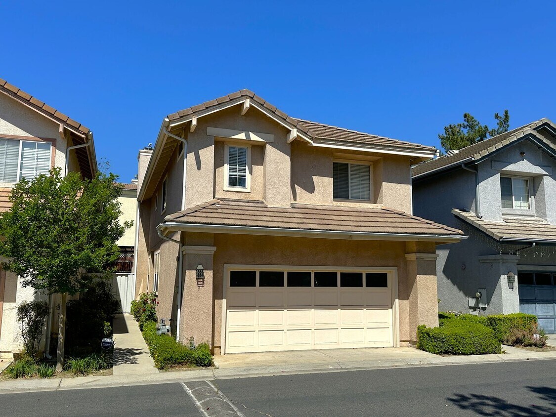 Foto principal - Spacious 4 Bed, 3 Bath Townhome in Gated W...
