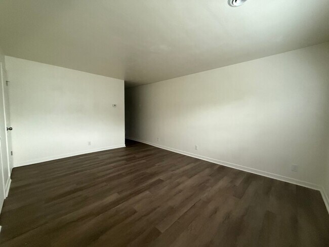 Building Photo - 2 Bedroom 1.5 Bath Apartment located in Jo...