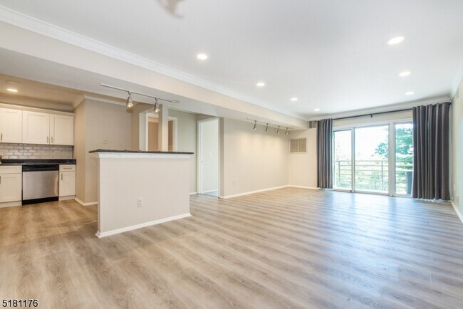 Building Photo - 61 Mt Kemble Ave
