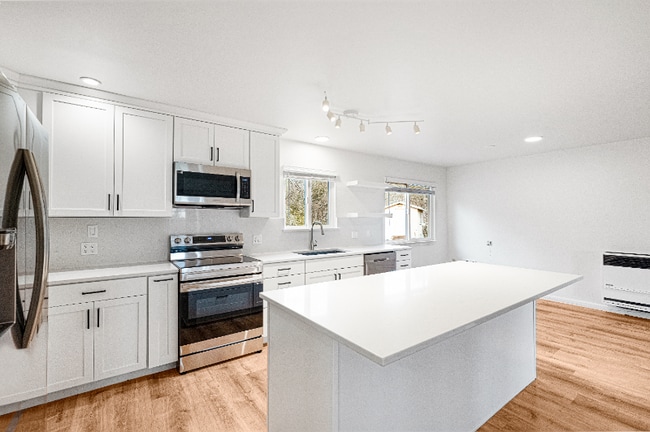 Building Photo - 850 Friesen Dr
