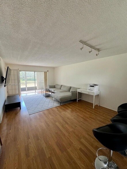 Foto del edificio - 950 Hillcrest Dr