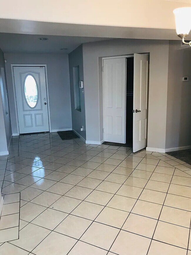 Foto del edificio - Beautiful 3 bedroom-2 bathroom home