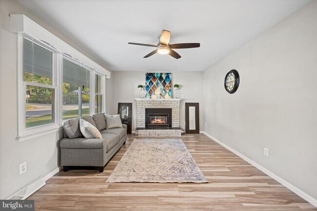 Building Photo - 9109 Pinehurst Dr