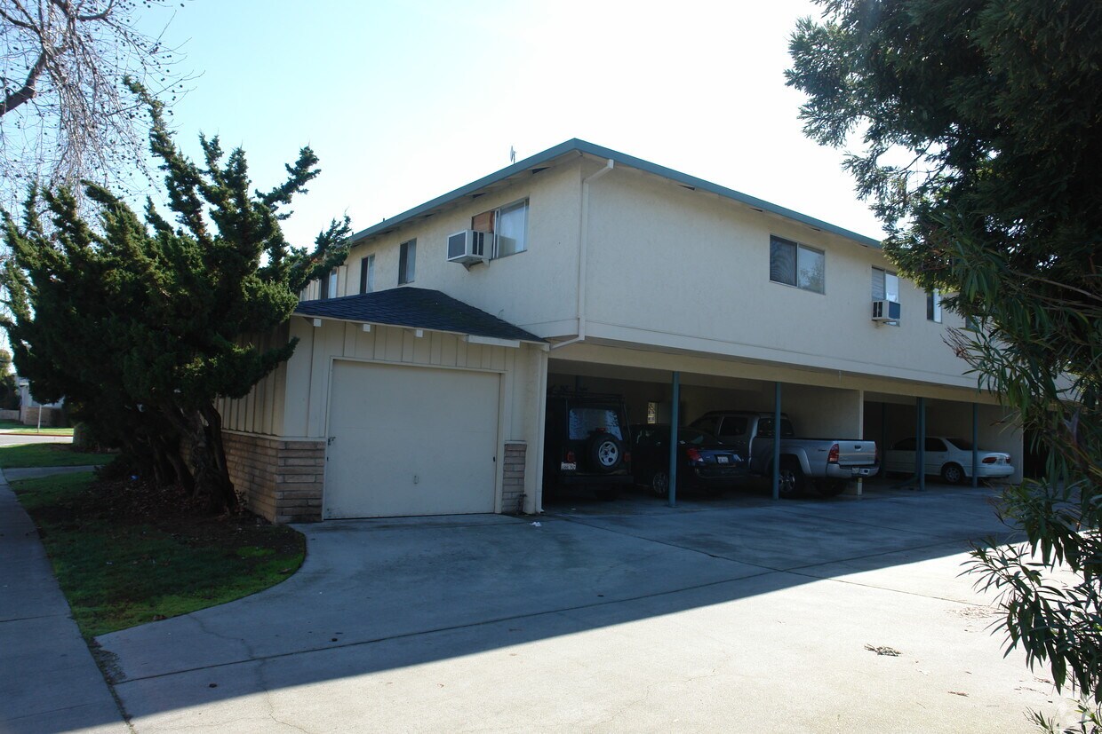 Building Photo - 3970 Will Rogers Dr