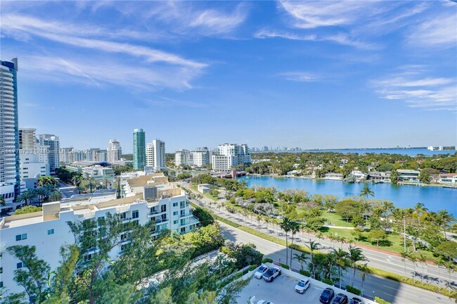 Foto del edificio - 6422 Collins Ave