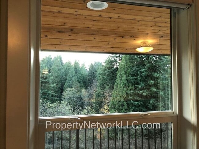 Building Photo - Outstanding Townhouse in Sandy Oregon