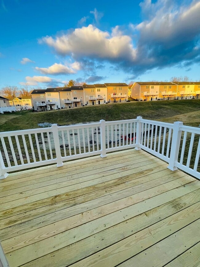 Building Photo - Like New End Unit Townhouse in Crescent Ridge