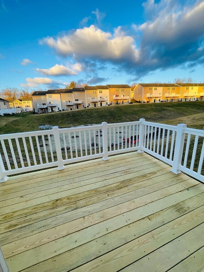 Foto del edificio - Like New End Unit Townhouse in Crescent Ridge