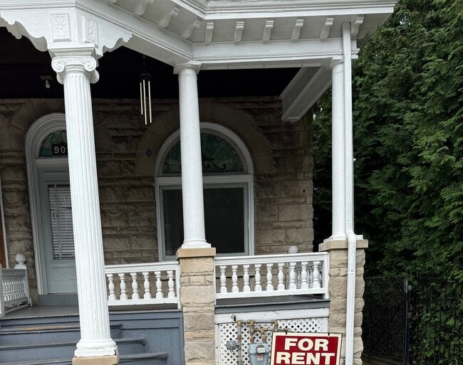 Building Photo - 909 N 5th St
