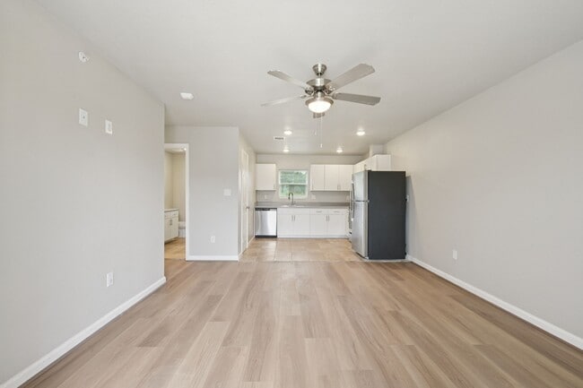 Building Photo - 254 Plez Morgan Dr