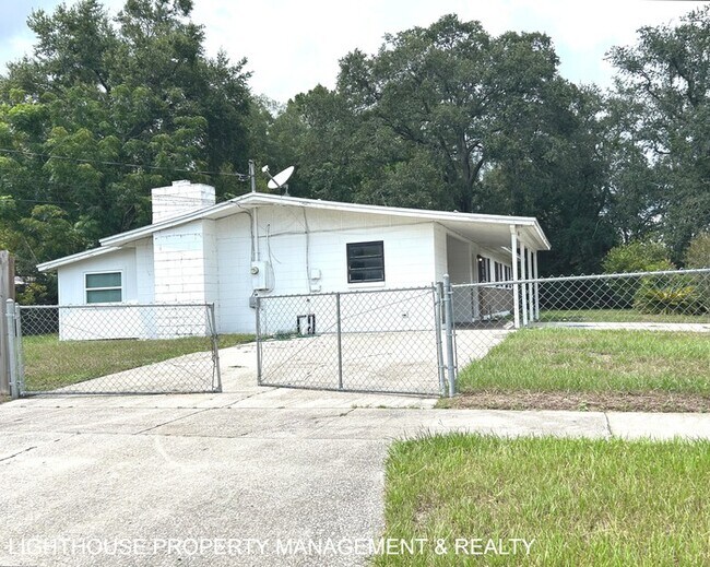 Foto del edificio - Spacious 4 Bed/2 Bath Home with HUGE Fence...