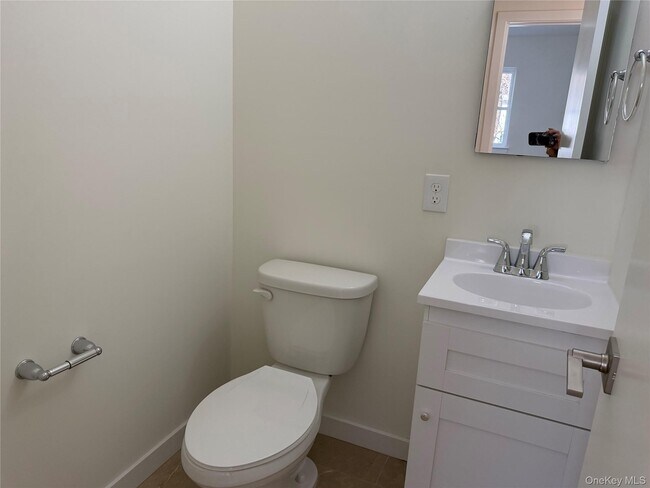 Building Photo - 5 Colonial Dr