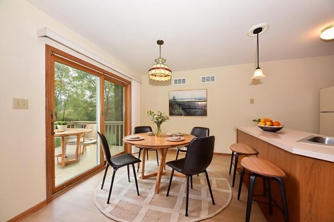 Building Photo - 1335 Jensen Ct