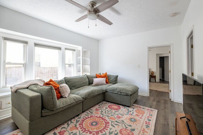 Foto del edificio - Prime Tremont Location | 2BR with Yard & Parking