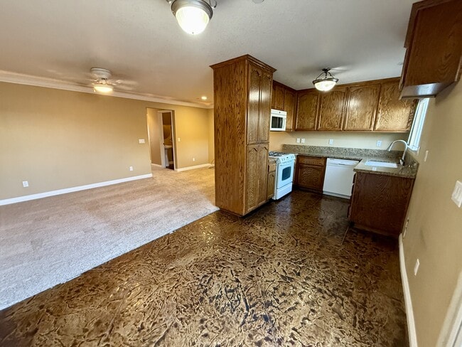 Building Photo - 557 Orchard Rd