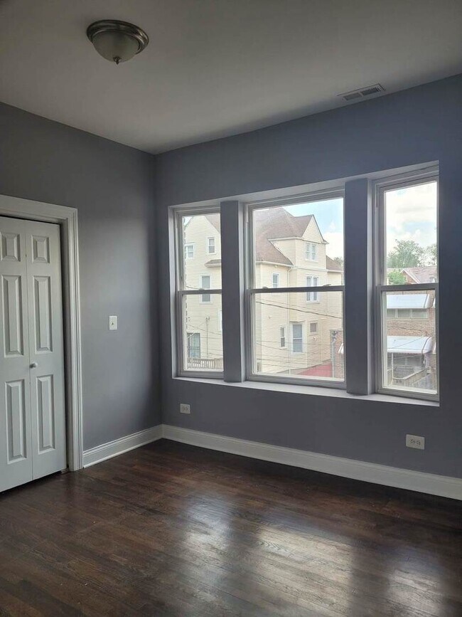 Foto del edificio - 1910 E 73rd St