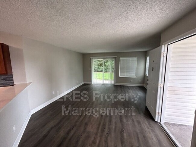 Building Photo - 2560 Woodgate Blvd