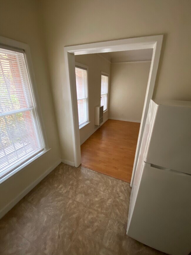 Building Photo - 636 S Cochran Ave