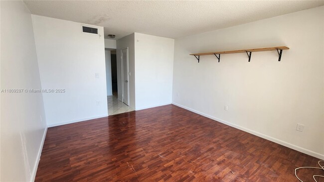 Building Photo - 1351 NE Miami Gardens Dr