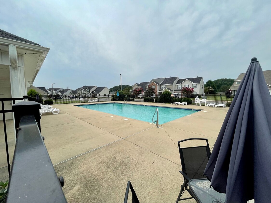 Foto principal - Beautiful 3 Bed 2.5 Bath townhome In Whits...