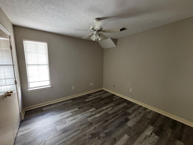 Foto del edificio - 329 N Grove Cir