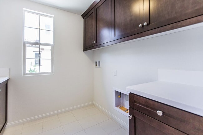 Building Photo - 4BD/3BA/2Garage Two Story Highly upgraded ...