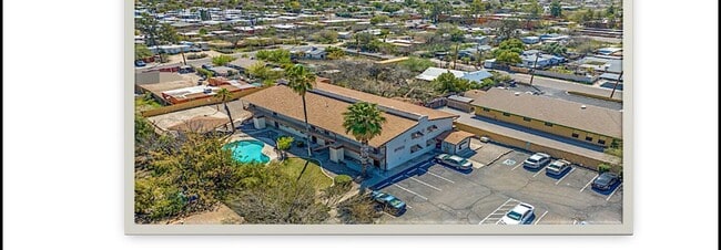 Building Photo - 3052 N Alvernon Way
