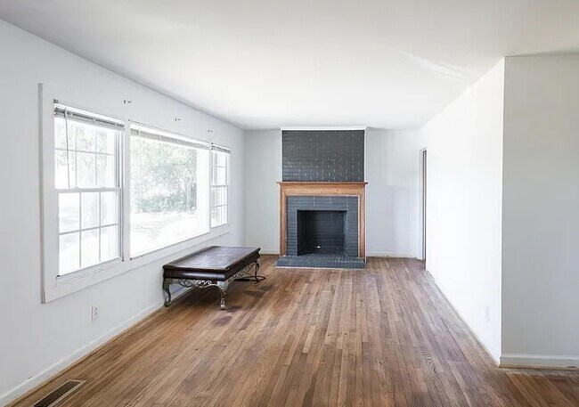 Building Photo - 610 Cherokee Dr