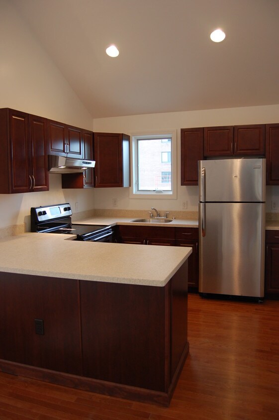 Cocina nueva con encimeras de Corian. - 485 Elmwood Ave