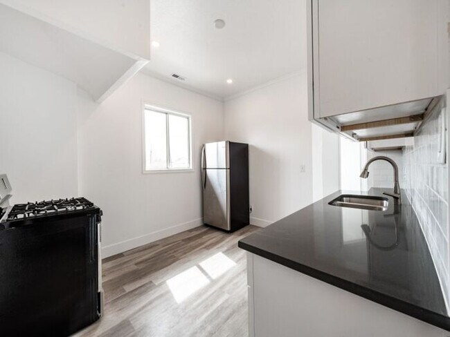 Building Photo - Condo in Great area. 3 bed, 1 bath, Top floor
