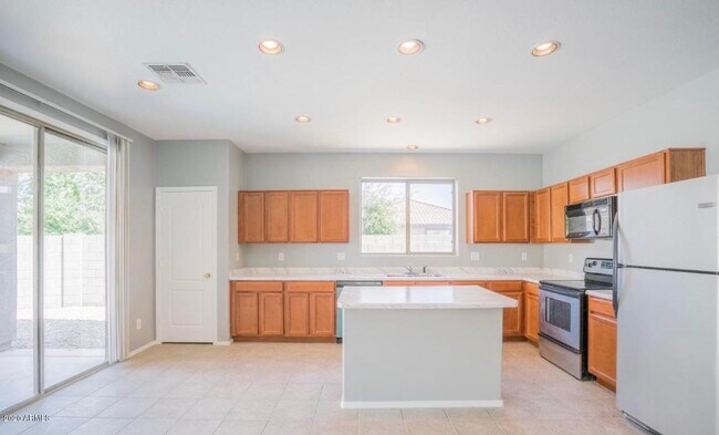 Building Photo - 17880 N 183rd Ave