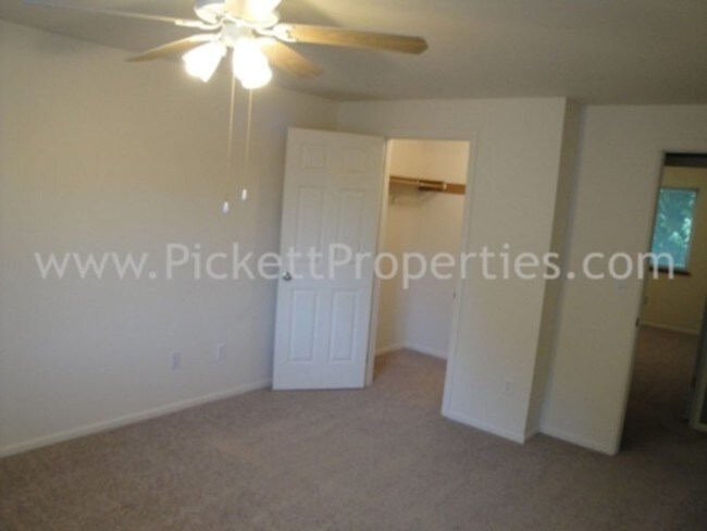 Building Photo - Two Story Duplex in Island Lake Neighborhood