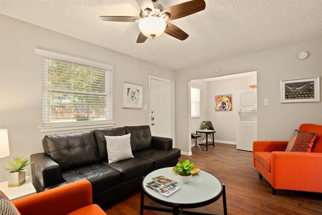 Foto del edificio - 2401 Manor Rd