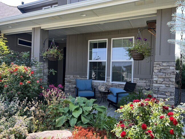 Building Photo - Beautiful custom built home with 4 bed 3.5...