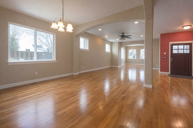 Foto del edificio - Expansive Orenco Home with 5 Bedrooms, Bonus Room & 3 Full Baths