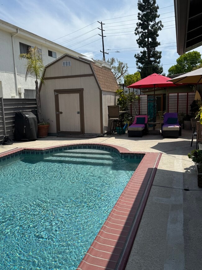 Shared pool - 4110 Baldwin Ave