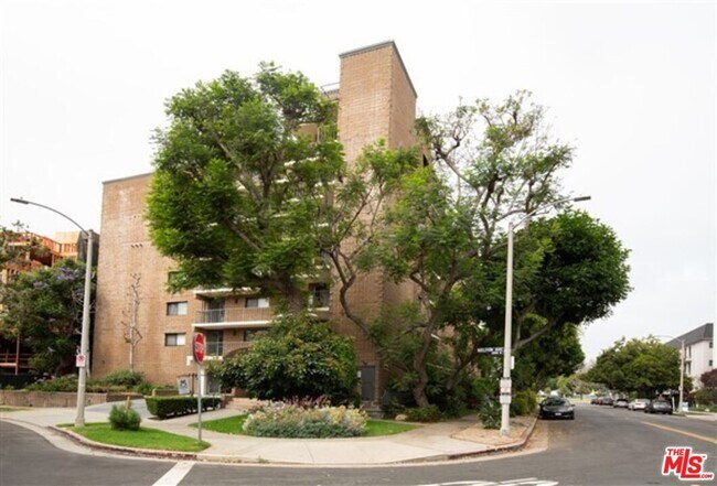 Building Photo - 10966 Rochester Ave