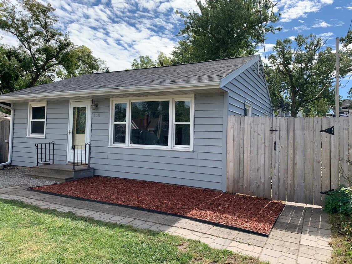 Primary Photo - 1611 E Ave NW